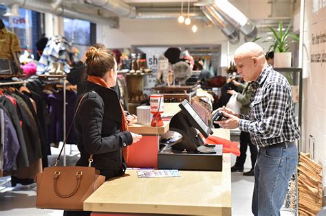 How charity shops work .